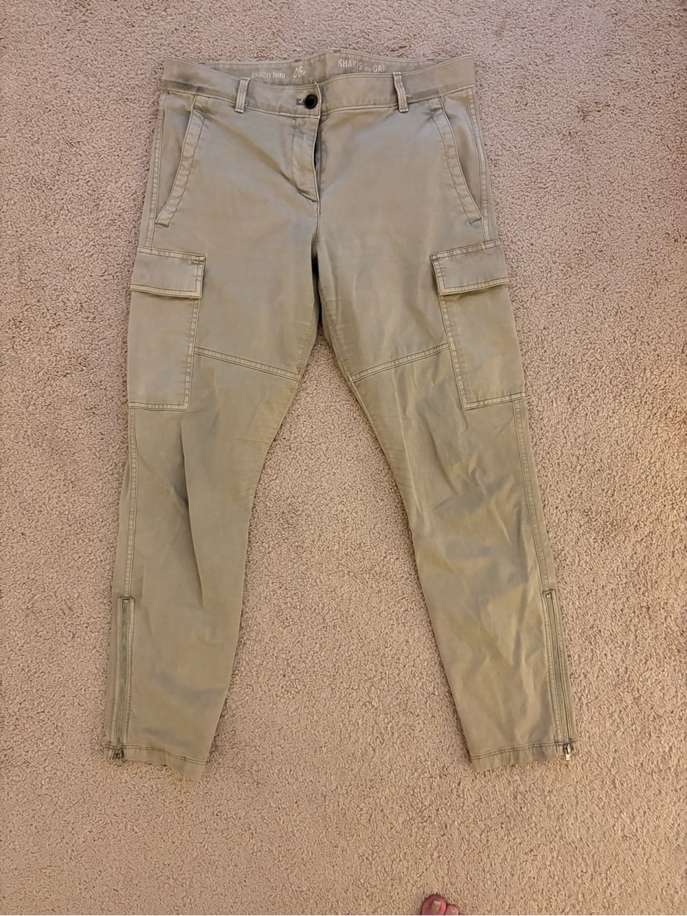 Gap.  WomaOlive Cargo Zip-Hem Utility Pants